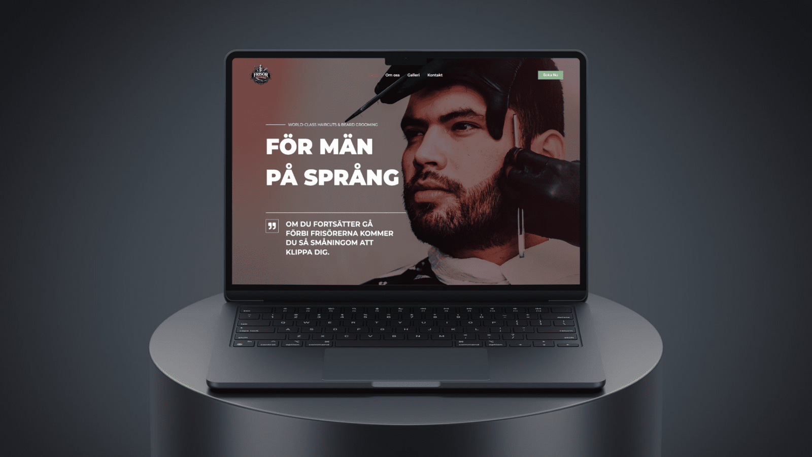En laptopmockup på bordet med en barberarsajt öppen